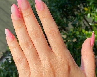 Koraal perzikroze French Tip amandelpers op nagels | Duurzame herbruikbare veernagels