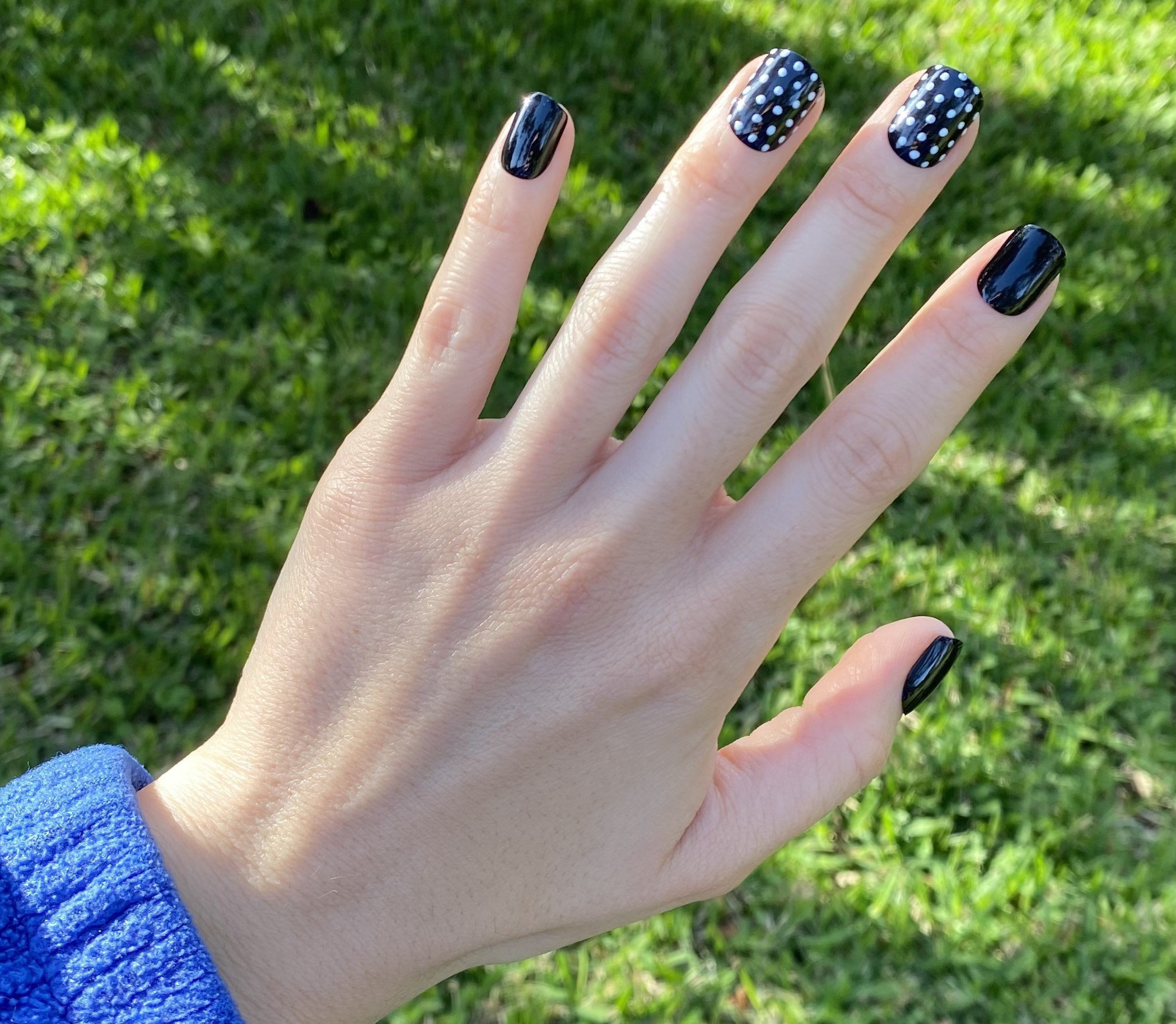 黒の水玉模様のスクエア型押しネイル：光沢のあるショートつけ爪