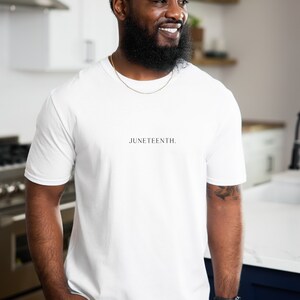 K&ouml;nnte beinhalten: Wei&szlig;es T-Shirt mit dem Aufdruck "Juneteenth." auf der Vorderseite.