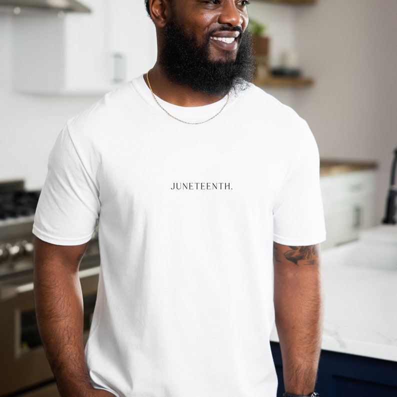 K&ouml;nnte beinhalten: Wei&szlig;es T-Shirt mit dem Aufdruck "Juneteenth." auf der Vorderseite.
