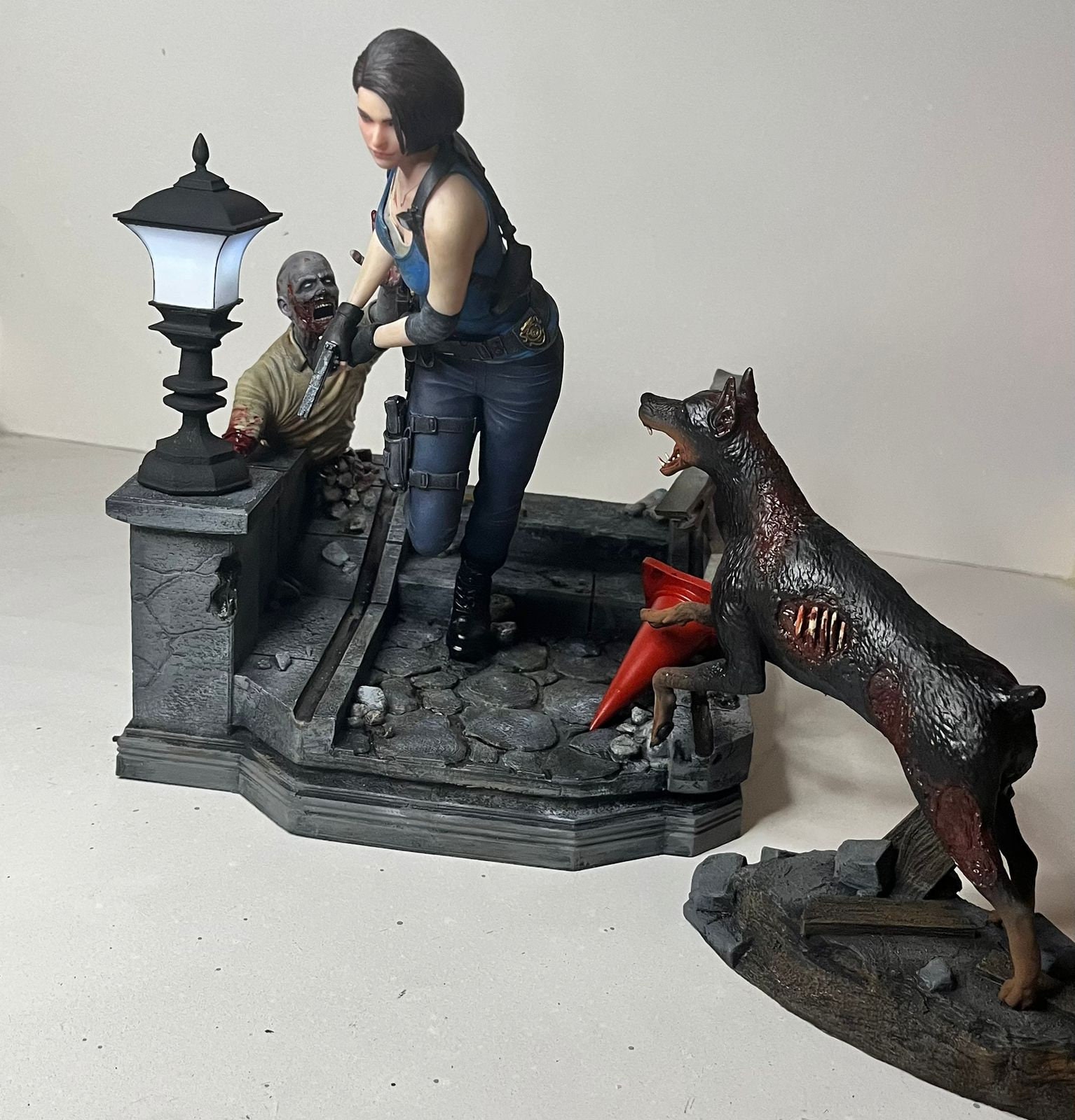 バイオハザード 3 のジル バレンタインに触発されたジオラマ + コップ