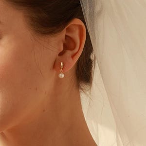 Orecchini pendenti minimalisti con perle d'acqua dolce per la sposa - Orecchini da damigella d'onore con perle placcati in oro 14 carati - Orecchini di perle per matrimonio di grande effetto con clip per le orecchie