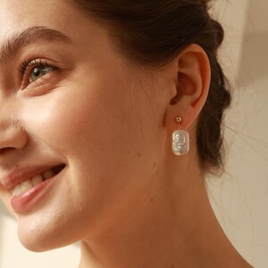 Pendientes clásicos de perla rectangular genuina con relleno de oro de 14 quilates y perla de arroz. Un regalo de cumpleaños. imagen 2