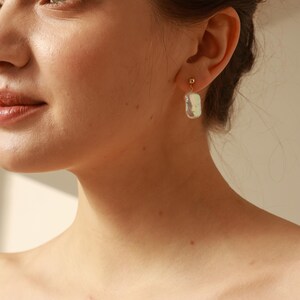 Pendientes clásicos de perla rectangular genuina con relleno de oro de 14 quilates y perla de arroz. Un regalo de cumpleaños. imagen 6