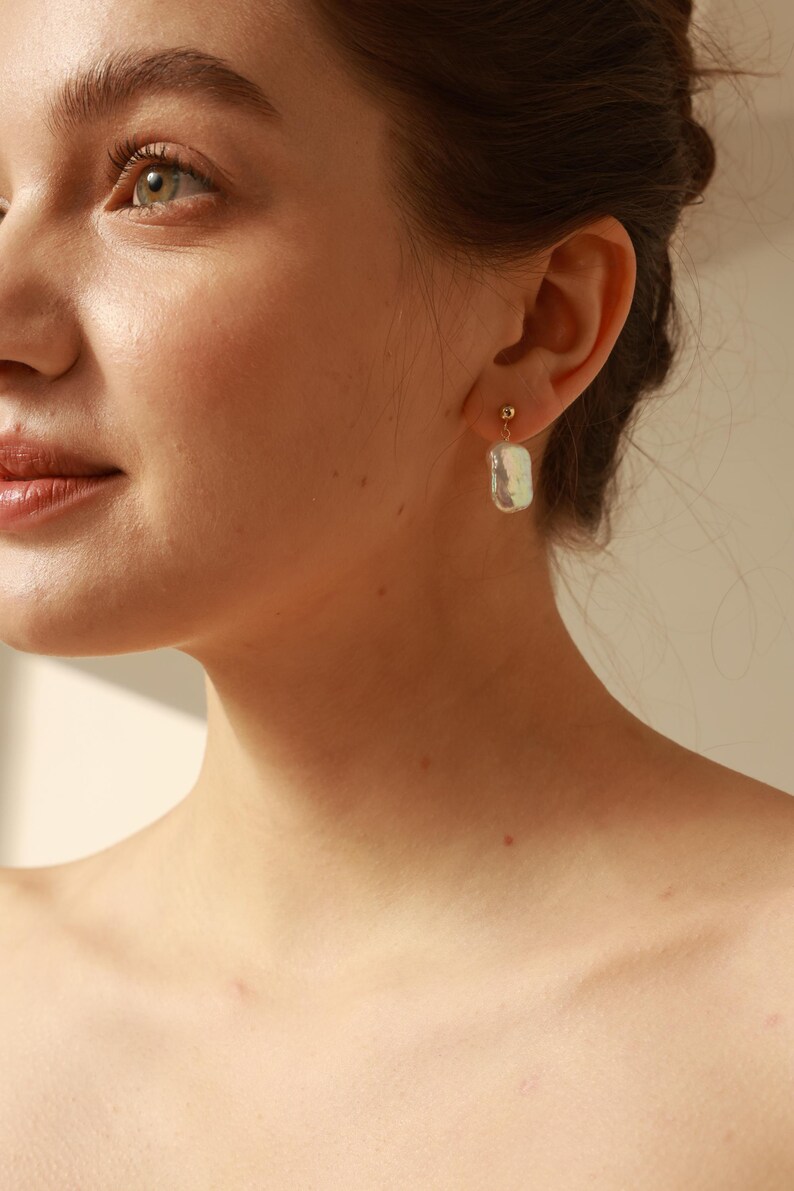 Pendientes clásicos de perla rectangular genuina con relleno de oro de 14 quilates y perla de arroz. Un regalo de cumpleaños. imagen 6