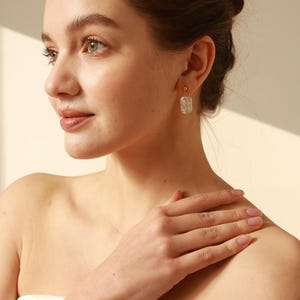 Pendientes clásicos de perla rectangular genuina con relleno de oro de 14 quilates y perla de arroz. Un regalo de cumpleaños. imagen 3