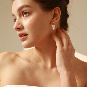 Pendientes clásicos de perla rectangular genuina con relleno de oro de 14 quilates y perla de arroz. Un regalo de cumpleaños. imagen 4