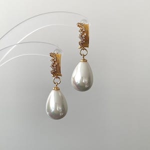 Sparkling Vintage Teardrop Pearl Earrings -Gold Drop Earrings Wedding-Pearl Bridal Earrings Drop For Women-Sophisticated Pearl earrings