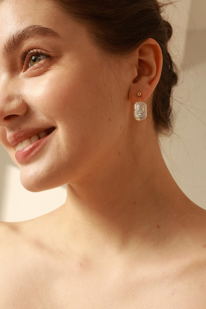 Pendientes clásicos de perla rectangular genuina con relleno de oro de 14 quilates y perla de arroz. Un regalo de cumpleaños. imagen 2