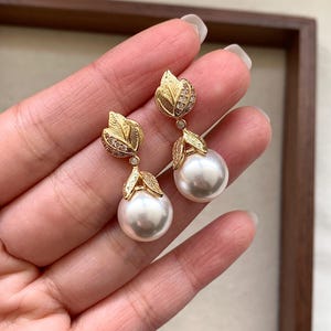 Vintage Leaf Round Pearl Drop Earrings-Gold Plated Drop Earrings Wedding-Pearl Bridal Earrings Drop For Women-Sophisticated Pearl earrings