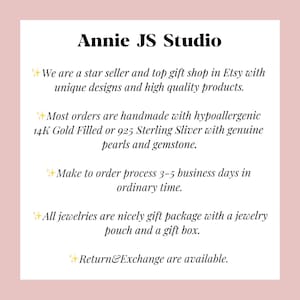 Puede incluir: Un gr&aacute;fico rectangular blanco sobre un fondo rosa presenta el texto "Annie JS Studio". El texto describe la tienda como un vendedor estrella con dise&ntilde;os &uacute;nicos y productos de alta calidad. Tambi&eacute;n menciona joyas hechas a mano.