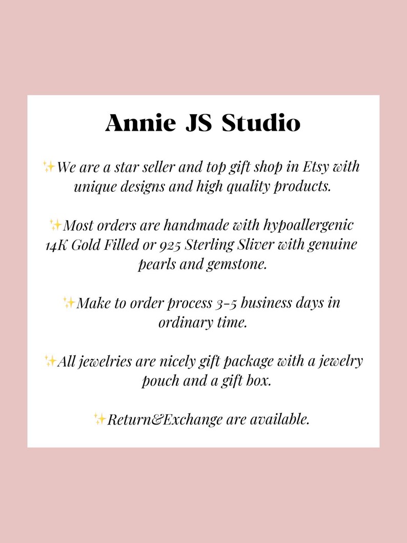 Puede incluir: Un gr&aacute;fico rectangular blanco sobre un fondo rosa presenta el texto "Annie JS Studio". El texto describe la tienda como un vendedor estrella con dise&ntilde;os &uacute;nicos y productos de alta calidad. Tambi&eacute;n menciona joyas hechas a mano.