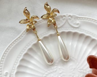 Vintage Floral Pearl Drop Earrings - Elegant Gold Bridal Wedding Jewelry for Women -Sophisticated Pearl earrings - Gift for Birthday