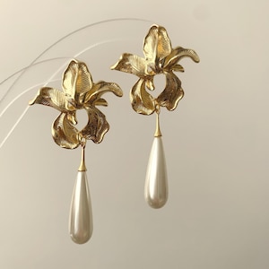 Pendientes largos de perlas con diseño floral dramático vintage - Pendientes colgantes dorados - Pendientes de perlas para novia - Pendientes de perlas sofisticados para mujer