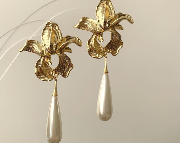 Bridal Pearl Drop Earrings, Vintage Floral Wedding Earrings, Long Pearl Earrings, Statement Bridal Jewelry-Sophisticated Pearl earrings