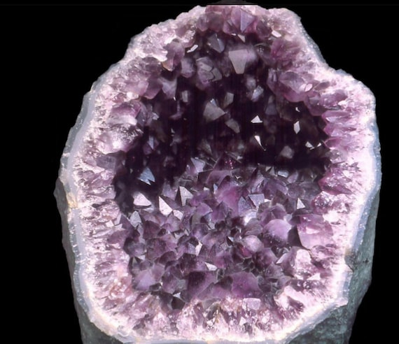 アメジストジオード標本 - 濃い紫色の結晶 - 見つけるのが難しい