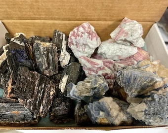 Gran conjunto de cristales en bruto: turmalina negra, cianita azul y cuarzo turmalina rosa.