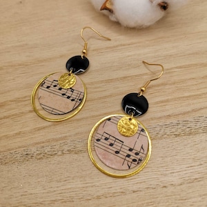 Boucles d'oreilles pendantes thème music, noir beige. Original, idée cadeau pour Noël image 1