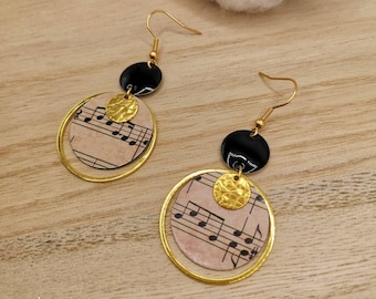 Boucles d'oreilles pendantes thème music, noir beige. Original, idée cadeau pour Noël