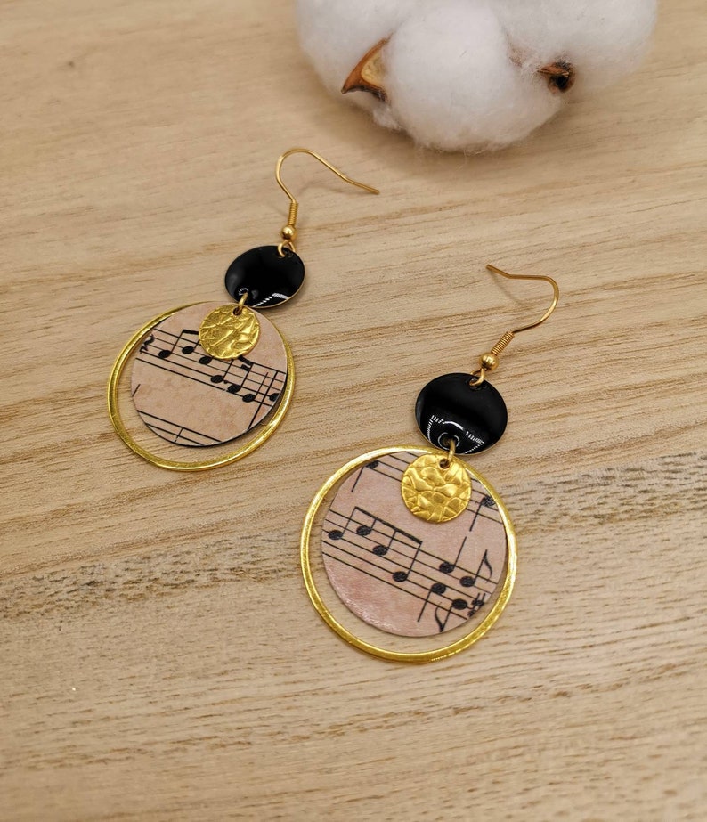 Boucles d'oreilles pendantes thème music, noir beige. Original, idée cadeau pour Noël image 1