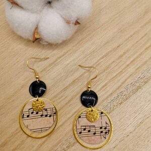 Boucles d'oreilles pendantes thème music, noir beige. Original, idée cadeau pour Noël image 2
