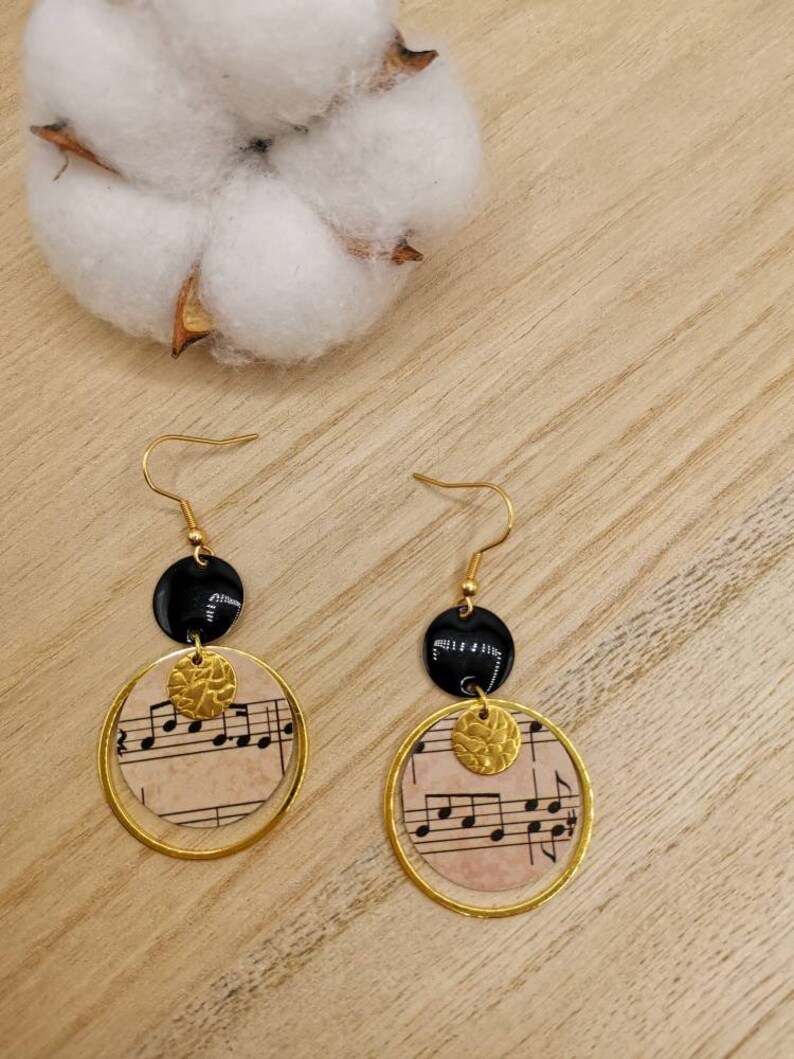 Boucles d'oreilles pendantes thème music, noir beige. Original, idée cadeau pour Noël image 2