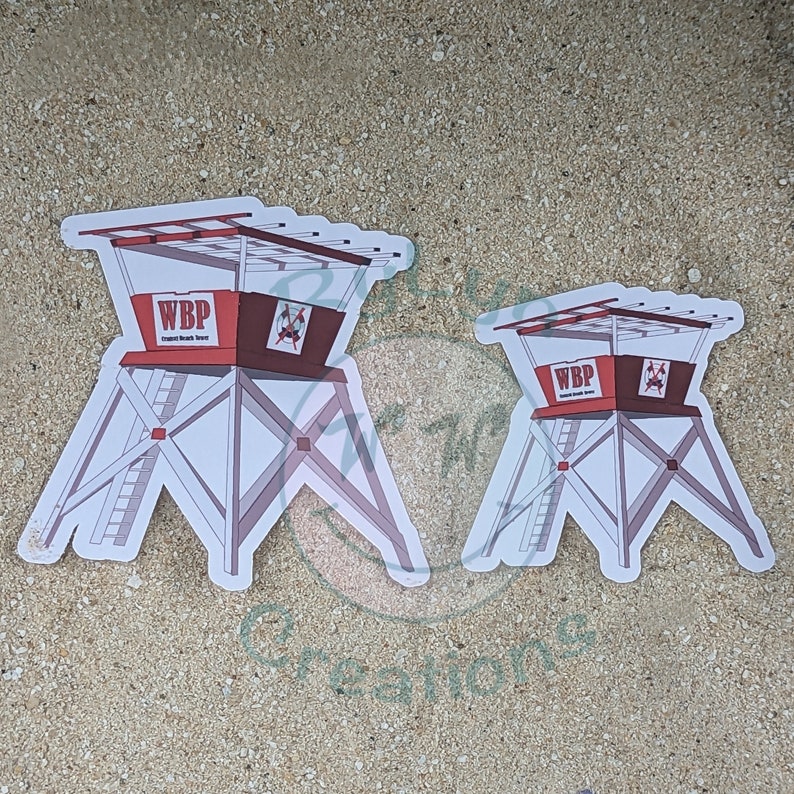 Pode incluir: Duas torres de salva-vidas brancas e vermelhas com o texto "WBP" e "Wauchope Beach Patrol" na frente. As torres est&atilde;o em uma praia de areia.