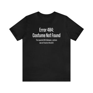 Könnte beinhalten: Schwarzes T-Shirt mit weißem Text, der lautet: "Fehler 404: Kostüm nicht gefunden. Die angeforderte URL/halloween_costume wurde auf diesem Shirt nicht gefunden."
