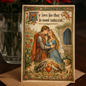Puede incluir: Una tarjeta de felicitación ilustrada con el texto "My love for thee is most indecent." representa a una pareja medieval besándose. La tarjeta presenta un conejo, pájaros y un perro. Un ramo de rosas rojas está en un jarrón de cristal.