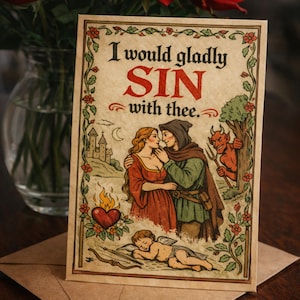 Puede incluir: Tarjeta de felicitación con el texto "I would gladly SIN with thee." presenta una ilustración de estilo medieval de una pareja, un diablo y un ángel. La tarjeta está sobre un sobre marrón, con rosas rojas en el fondo.