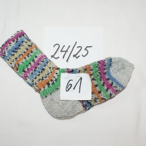 warme Wollsocken 24/25 handgestrickt Kindersocken 61 bunt geringelt