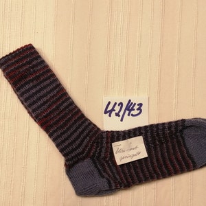 warme Wollsocken 42/43 handgestrickt blau-rot-geringelt