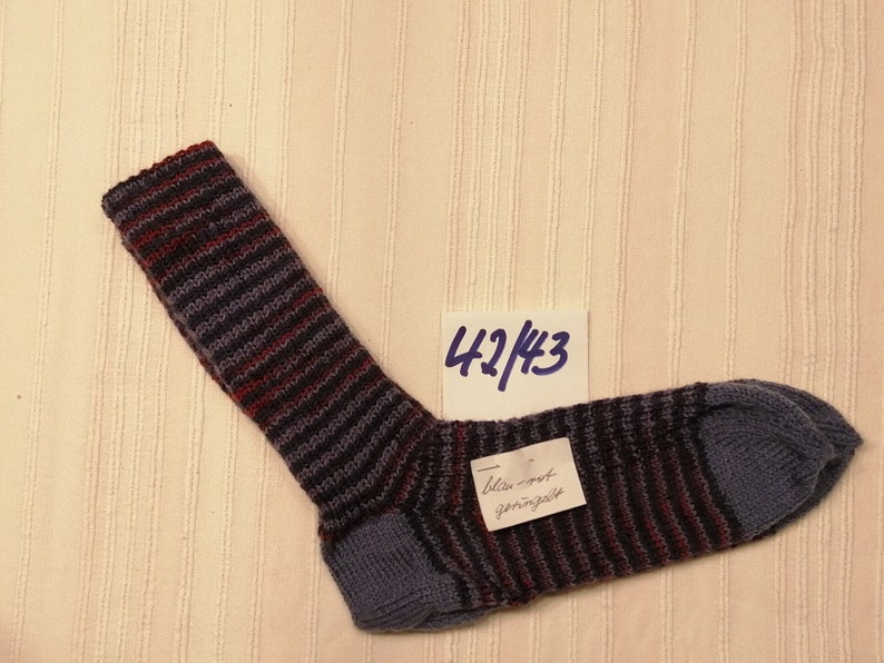 warme Wollsocken 42/43 handgestrickt blau-rot-geringelt