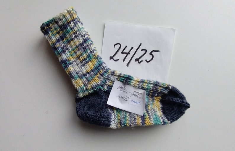 warme Wollsocken 24/25 handgestrickt Kindersocken blau-grün-weiß