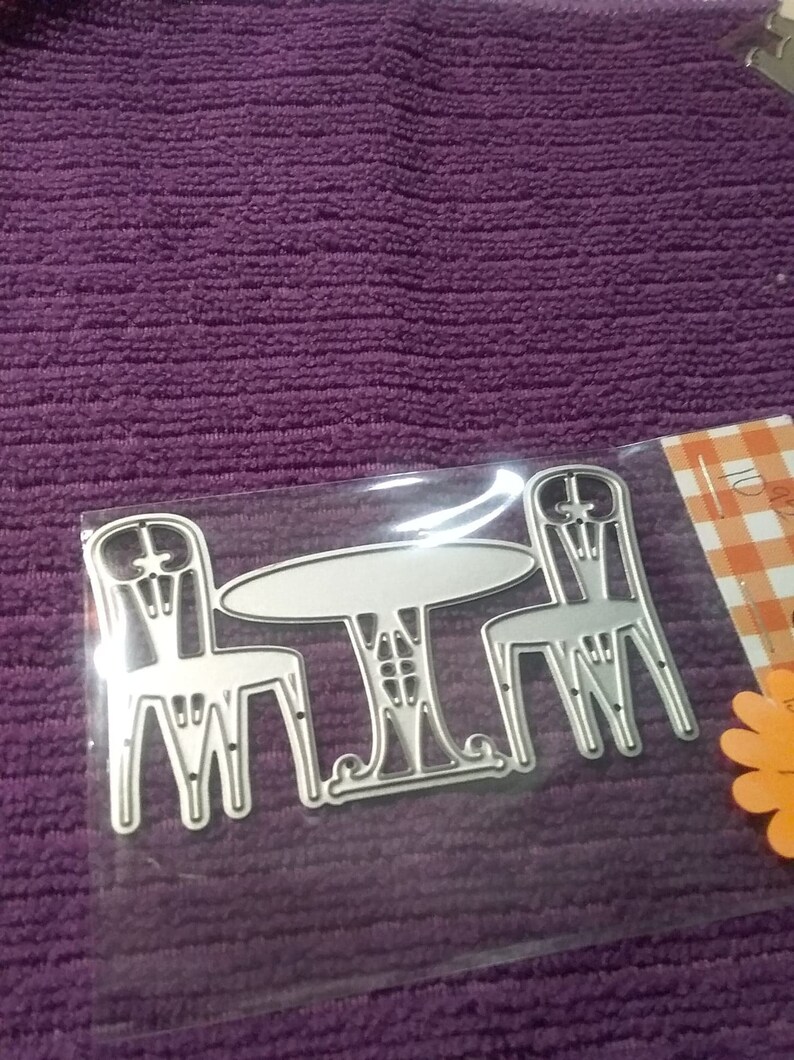 Table and 2 chairs die cut