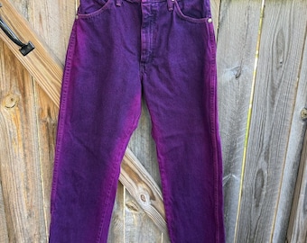 Vintage Wrangler-jeans från 80- och 90-talet i psykedelisk lila, midja 66 cm