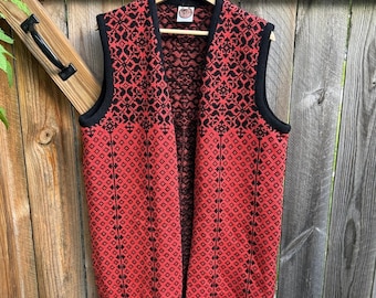 Chaleco Selbu Tradition de lana con estampado rojo, naranja y negro, talla mediana