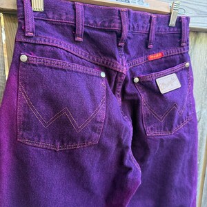 Vintage Wrangler-jeans från 80- och 90-talet i psykedelisk lila, midja 66 cm bild 3