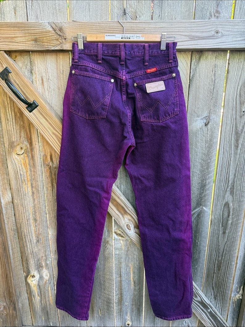 Vintage Wrangler-jeans från 80- och 90-talet i psykedelisk lila, midja 66 cm bild 4