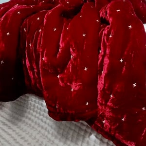 Roter Seidensamtüberwurf, Luxusseidensamtdecke, gesteppte Decke aus Naturseidensamt, gesteppte Tagesdecke, handgenähter Überwurf, Bettläufer