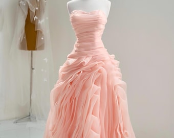 Vestido de organza sin tirantes con volantes en color rosa dulce, hecho a medida por ChinsuLee
