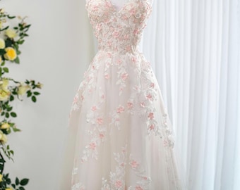 Vestido de novia midi con escote corazón: encaje bordado con románticos detalles de rosas, hecho a medida por ChinsuLee.