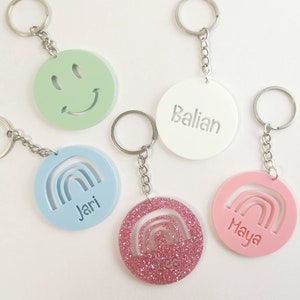 Schlüsselanhänger aus Acryl | Regenbogen | Smiley | Personalisiert mit Namen | Gastgeschenk Hochzeit | Einschulung
