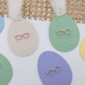 Osteranhänger mit Namen  personalisiert | Hase mit Brille | Ostergeschenk | Osterdeko | Anhänger Osterei Kinder | Baby Mein erstes Ostern