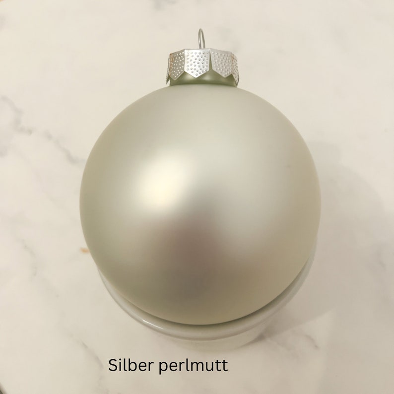 Weihnachtskugel personalisiert Christbaumkugel mit Namen 8cm Ø weiß rot Silber perlmutt