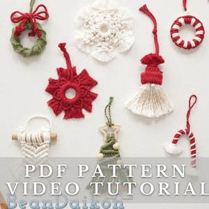 Pode incluir: Uma coleção de enfeites de Natal de macramê feitos à mão em várias formas e cores. Os enfeites incluem uma guirlanda, um floco de neve, uma estrela e uma bengala doce. O texto "PDF PATTERN VIDEO TUTORIAL" é visível.