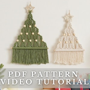 Puede incluir: Dos tapices de macramé con forma de árbol de Navidad, uno verde y otro crema, con estrellas de madera y cuentas de madera. El texto "PDF PATTERN VIDEO TUTORIAL" está en la parte inferior de la imagen.