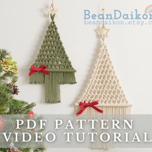 Pode incluir: Dois enfeites de parede de árvore de Natal em macramê, um verde e outro creme, com detalhes de fita vermelha. O texto "PDF PATTERN VIDEO TUTORIAL" está na parte inferior da imagem.