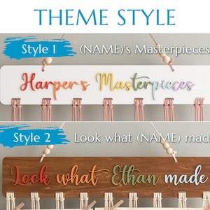 Puede incluir: Dos estilos diferentes de letreros de madera para exhibir obras de arte. El primer estilo es blanco con el texto "(NAME)'s Masterpieces" y el segundo estilo es marr&oacute;n con el texto "Look what (NAME) made". Ambos letreros tienen texto colorido y est&aacute;n decorados con peque&ntilde;as cuentas de madera.