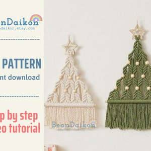 Puede incluir: Dos decoraciones de pared de &aacute;rbol de Navidad de macram&eacute;, una en blanco y otra en verde, con cuentas de madera y una estrella en la parte superior. El texto "PDF PATTERN Instant download" y "Step by step video tutorial" es visible en la imagen.